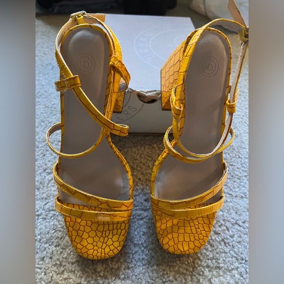 NEW Urban outfitters Olive Strappy Heels Sandals Sz 7 Croc yellow Block Summer - Picture 3 of 9
